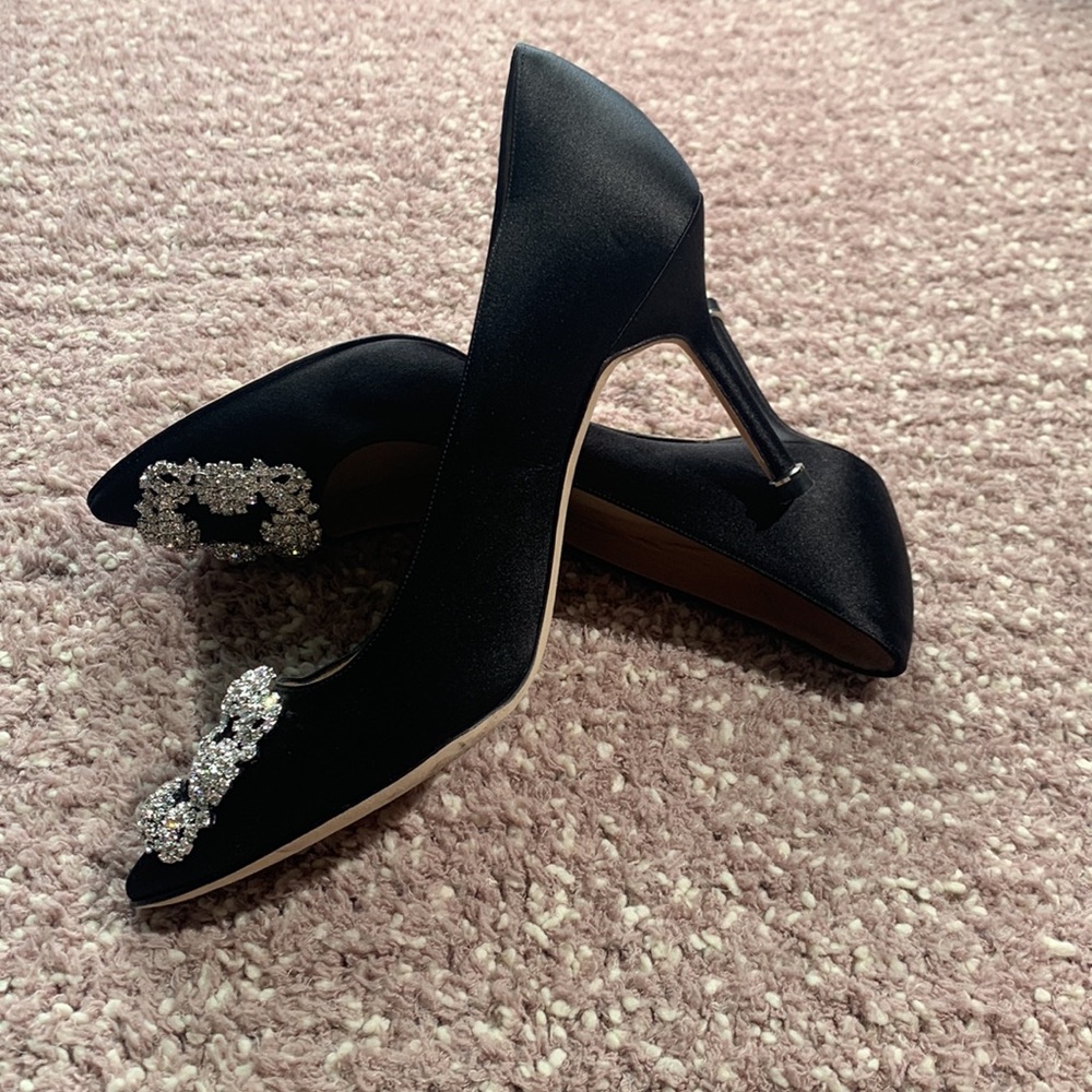 MANOLO BLAHNIK
Hangisi 70mm Pump - Picture 7 of 15
